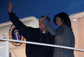 अमेरिकी राष्ट्रपति बराक ओबामा अपनी पत्नी मिशेल के साथ वाशिंगटन से रवाना