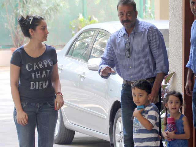 Sanjay Dutt Returns to Jail, Says Goodbye to Family