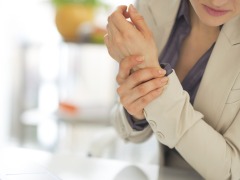 Health Tips: फोन पकड़ने से होने लगा है कलाईयों में दर्द, करें ये एक्‍सरसाइज मिलेगा झटपट आराम