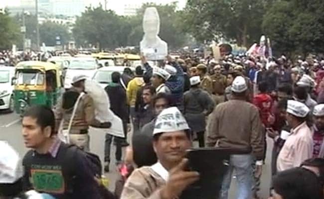 Poll Fever Grips Delhi: PM Modi, Arvind Kejriwal, Sonia Gandhi Hit the Road