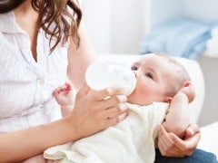 Formula Milk vs Breast Milk: Which One is Better for Your Baby? Formula Milk vs Breast Milk: Which One is Better for Your Baby?