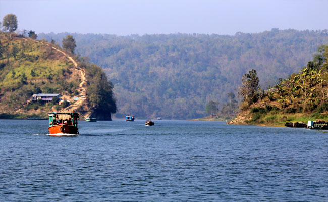 1 Dead as Boat Carrying over 100 Sinks in Bangladesh