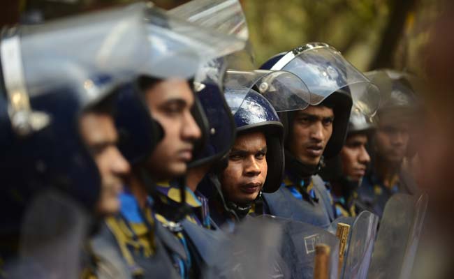 बांग्लादेश में चार हिंदू मंदिरों पर हमला, उपद्रवियों ने घरों और दुकानों को भी नहीं बख्शा