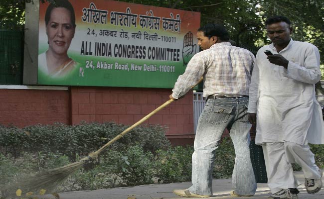 कांग्रेस मुख्यालय में मोहन प्रकाश और अरुण यादव के खिलाफ पार्टी कार्यकर्ताओं ने लगाए नारे