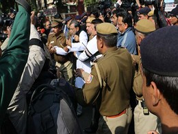 Nuns, Priests Dragged by Police Onto Buses While Protesting Church Attacks Nuns, Priests Dragged by Police Onto Buses While Protesting Church Attacks