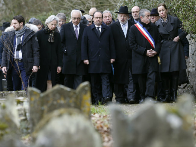 France's President Francois Hollande Seeks to Reassure French Jews After Cemetery Vandalism