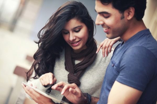 Couples Who Flaunt How Happy They Are on Facebook, Are Not Faking it