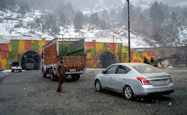 Jammu-Srinagar National Highway Closed for Second Day Due to Heavy Snow, Landslides