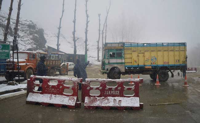 Jammu-Srinagar Highway Closed Due To Landslide, 1300 Vehicles Stranded