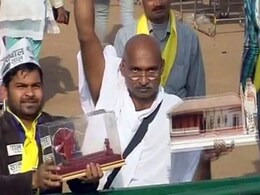 रामलीला मैदान में अलग-अलग रूप बनाकर पहुंचे लोग, कोई बना दूल्हा तो कोई महात्मा गांधी रामलीला मैदान में अलग-अलग रूप बनाकर पहुंचे लोग, कोई बना दूल्हा तो कोई महात्मा गांधी