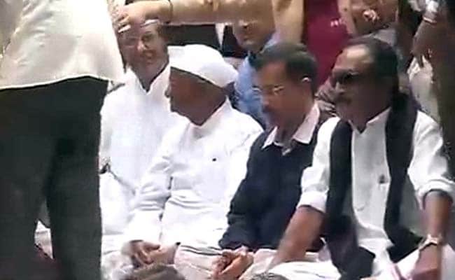 Rapprochement Complete. Kejriwal Shares Stage With Anna in Delhi