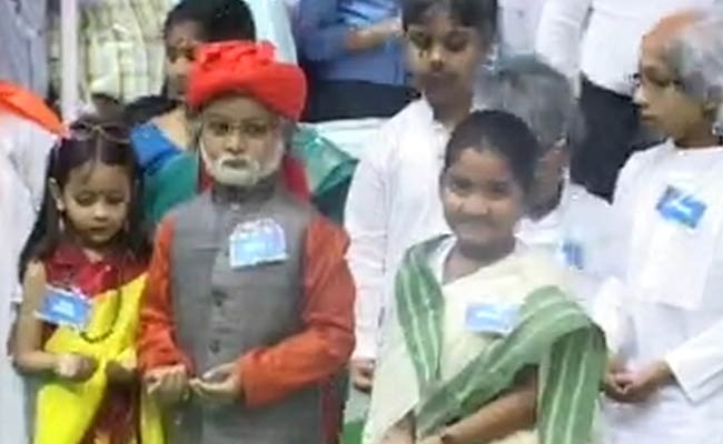 In Kolkata, 'Mamata Banerjee' and 'Narendra Modi' Play Holi