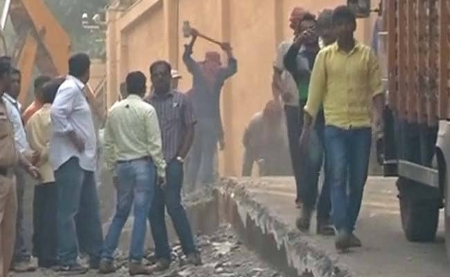 Ramp Outside Actor Shah Rukh Khan's Mumbai Bungalow Demolished by Civic Body