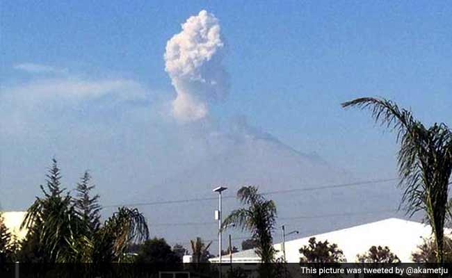 Chile Declares Alert as Calbuco Volcano Erupts