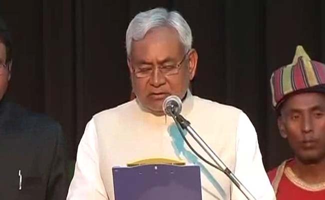 Nitish Kumar Takes Oath as Bihar Chief Minister; Mamata Banerjee, Tarun Gogoi Attend Swearing In