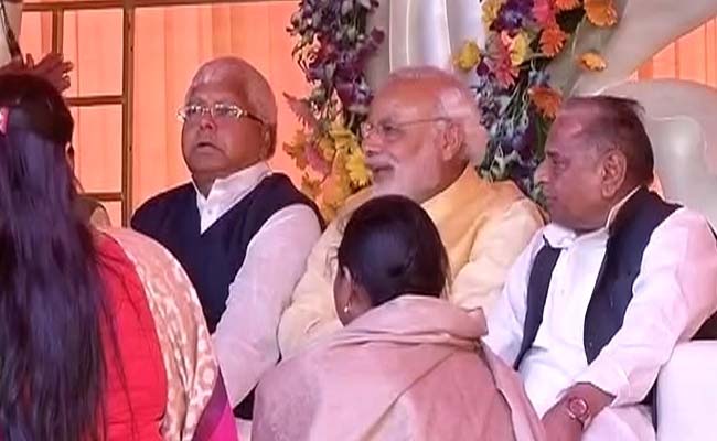 PM Shares Rare Photo-Op and Rarer Bonhomie with Lalu and Mulayam