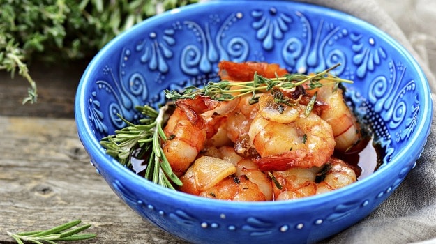 Spicy prawns with basil