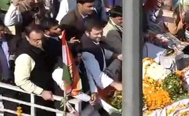 Rahul Gandhi, at Roadshow in Congress Stronghold, Signs Autographs