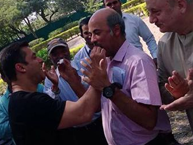 Salman Khan Celebrates Sooraj Barjatya's Birthday on Film Set
