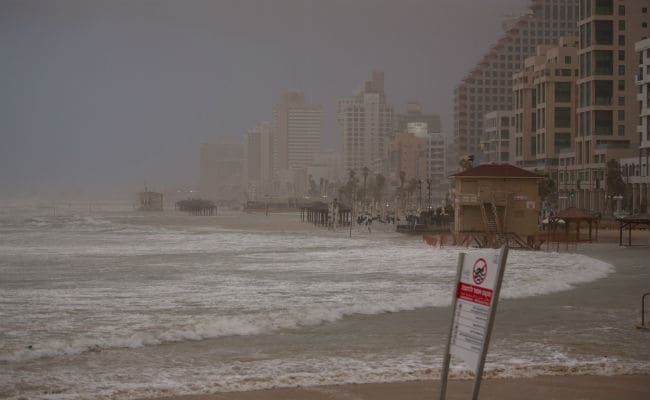 Sandstorm Lashes Middle East, Halting Suez Traffic