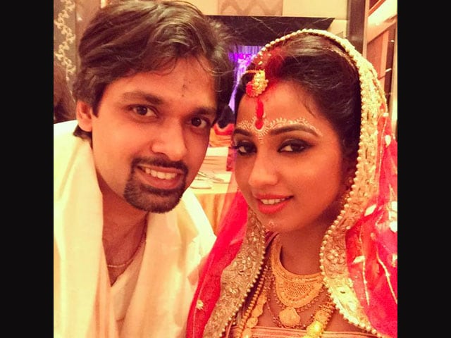 Shreya Ghoshal Marries Fiance in Traditional Bengali Ceremony