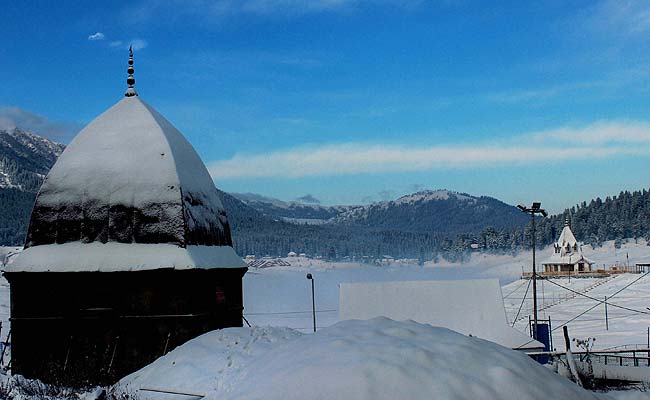 Srinagar Receives Season's First Snowfall, Avalanche Warning for Higher Reaches of Kashmir