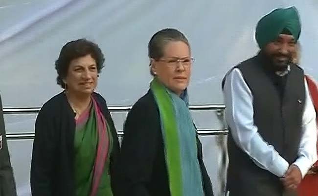 Delhi Elections 2015: Congress President Sonia Gandhi Casts Her Vote