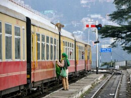 रेलवे की शेड में पटरी से उतरा भाप इंजन 'अकबर', कोई हताहत नहीं रेलवे की शेड में पटरी से उतरा भाप इंजन 'अकबर', कोई हताहत नहीं