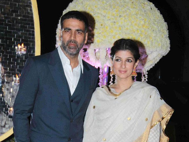 Akshay Kumar: Twinkle Rocks as 'Mrs Funny Bones'