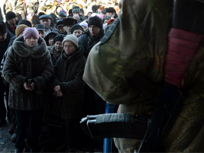 Trapped by Rebel Assault, Ukrainians Stay Under Dead Town