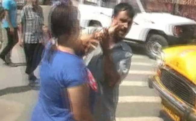 Woman Beats up Taxi Driver in Kolkata Woman Beats up Taxi Driver in Kolkata