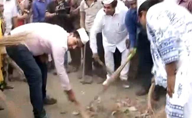 As Garbage Stinks Up Delhi Streets, Unpaid Civic Workers Allege Politics