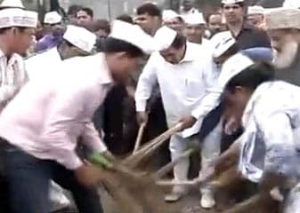 AAP MLAs Clean Garbage-littered Streets Of Delhi - कचरे से पटी दिल्ली ...