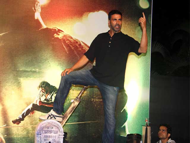 Akshay Kumar Unveils <i>Gabbar Is Back</i> Trailer