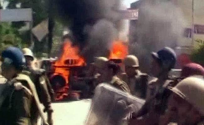 Clashes After Lawyer is Allegedly Killed by Policeman Inside Court in Allahabad