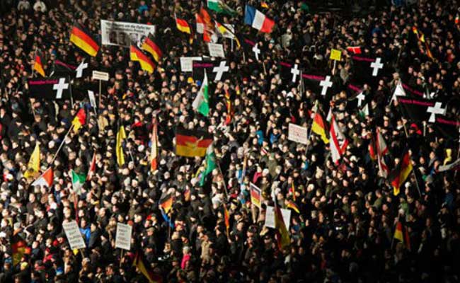 Thousands Protest Against March of UK Branch of German Anti-Islam PEGIDA