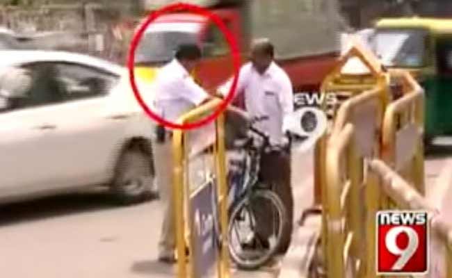 Policeman Manhandles Retired Armyman For Clearing Way For Ambulance, Gets Suspended