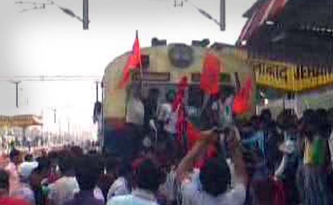 BJP's Protesting Student Activists Stop Trains, Block Highways, Burn Tyres in Bihar