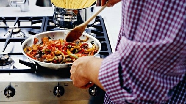 Deep Pot Vs Shallow Pan Cooking, Which One Would You Choose? - NDTV Food