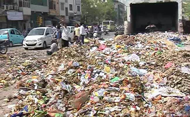 दिल्ली : पहले हड़ताल खत्म का ऐलान, फिर सफाई कर्मियों ने कूड़ा सड़कों पर फैलाया