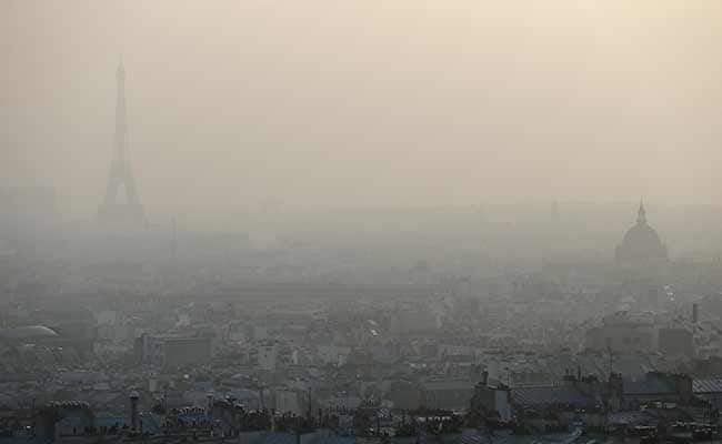 Eiffel Tower Shrouded in Smog as Paris Pollution Spikes