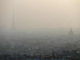 Eiffel Tower Shrouded in Smog as Paris Pollution Spikes Eiffel Tower Shrouded in Smog as Paris Pollution Spikes
