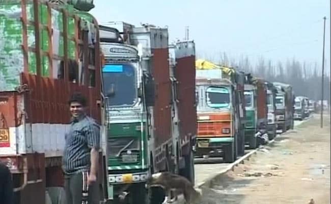 Srinagar-Jammu Highway Reopens for One-Way Traffic