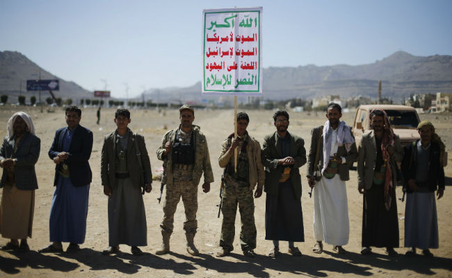 Yemen's Houthis Seize Central Aden District, Presidential Site