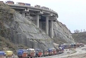 जम्मू कश्मीर में मौसम का कहर जारी, तीन लोगों की मौत जम्मू कश्मीर में मौसम का कहर जारी, तीन लोगों की मौत