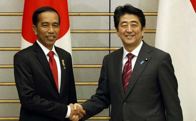 Japan's Shinzo Abe, Indonesia's Joko Widodo to Tighten Defense Ties