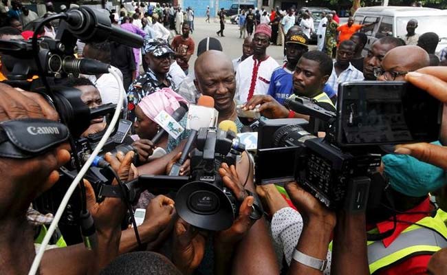 Nigeria Vote Runs into Second Day After Glitches, Killings