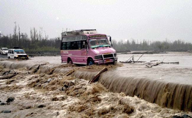 16 Trapped After Mudslides, Hundreds Evacuated in Flood-Hit Kashmir