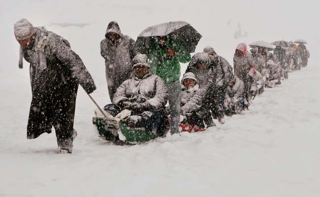 Heavy Snowfall Hits Power, Air Links in Jammu and Kashmir