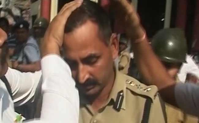 Kolkata Police Officer Injured As Protests Outside New Market Turn Violent